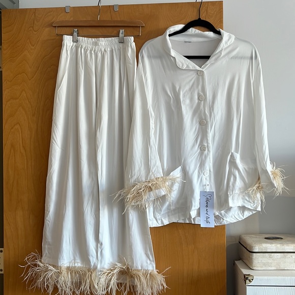 NWT! White feather pajamas with tan feathers. Perfect for brides big day - Picture 3 of 4